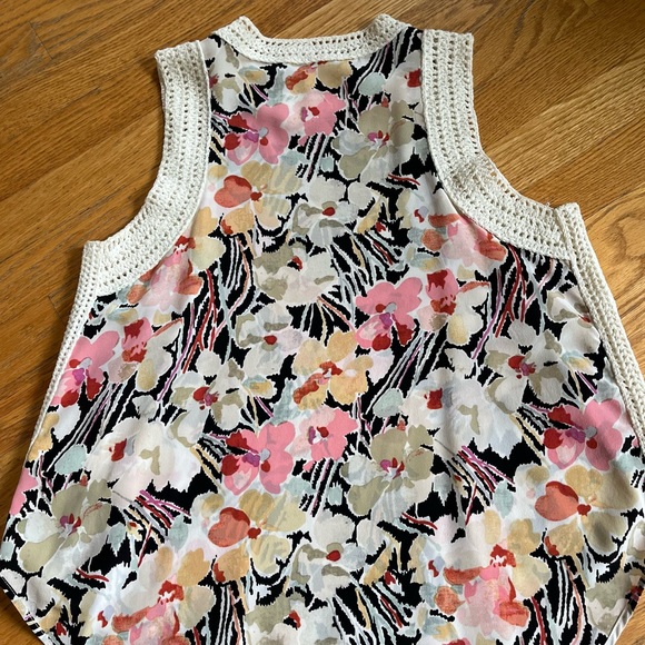 ELIZABETH & JAMES SLEEVELESS BLOUSE - Picture 3 of 7